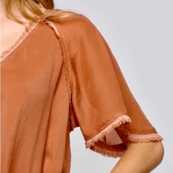 Maven West Short Sleeve V-neck Terra Cotta Fray Top - Picture 3 of 4
